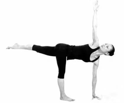 强化腿部柔韧的瑜伽体式_柔韧性瑜伽动作_瑜伽腿部柔韧性训练