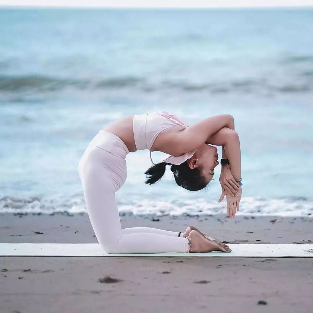 腰部拉伸瑜伽动作视频教程_瑜伽拉伸腰的体式有哪些_瑜伽腰部拉伸动作