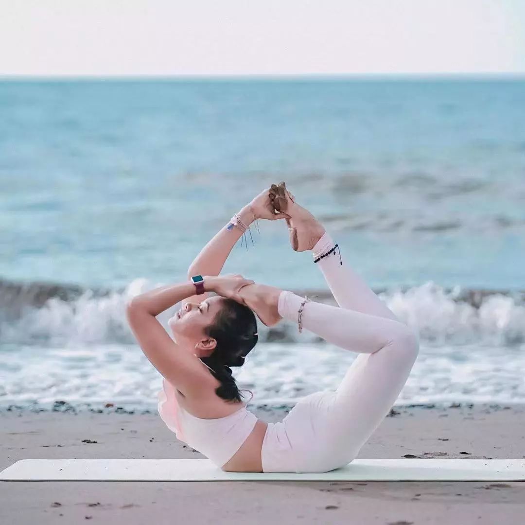 腰部拉伸瑜伽动作视频教程_瑜伽腰部拉伸动作_瑜伽拉伸腰的体式有哪些